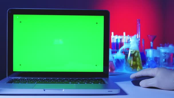 Laptop com tela verde no laboratório — Vídeo de Stock