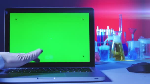 Laptop mit grünem Bildschirm im Labor — Stockvideo