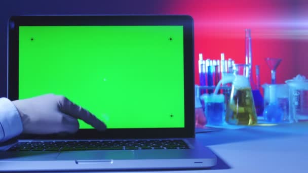 Φορητό υπολογιστή με μια πράσινη οθόνη στο εργαστήριο — Αρχείο Βίντεο