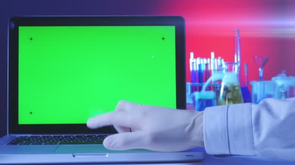 Laptop com tela verde no laboratório — Vídeo de Stock