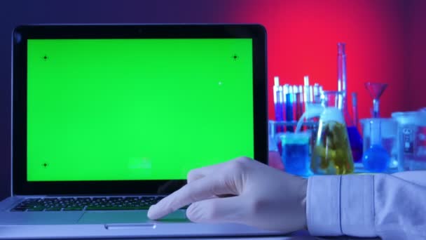 Ноутбук з зеленим екраном в лабораторії — стокове відео