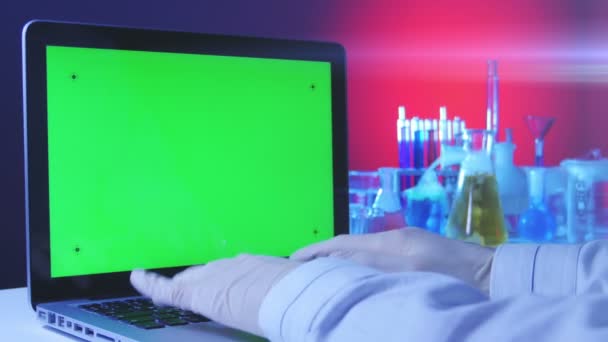 Laptop med en grön skärm i laboratoriet — Stockvideo