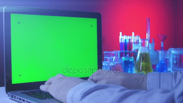 Laptop med en grøn skærm i laboratoriet – Stock-video