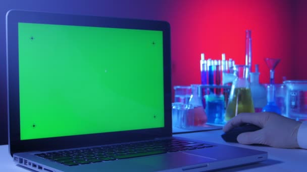 Bærbar datamaskin med grønn skjerm i laboratoriet – stockvideo
