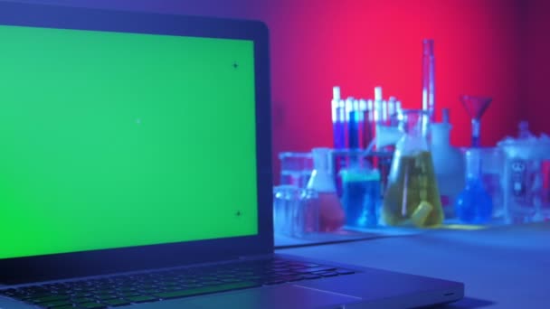在实验室的绿色屏幕的笔记本电脑 — 图库视频影像
