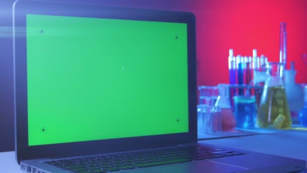 Computer portatile con uno schermo verde in laboratorio — Video Stock
