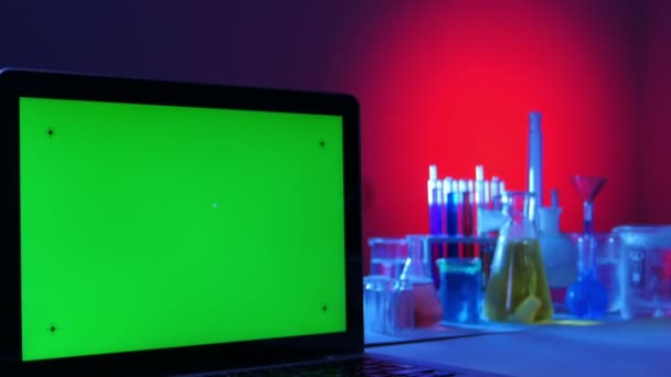 Φορητό υπολογιστή με μια πράσινη οθόνη στο εργαστήριο — Αρχείο Βίντεο