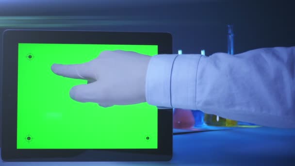 PC Tablet com uma tela verde no laboratório — Vídeo de Stock