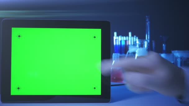 A tábla-pc-val egy zöld képernyő a laboratóriumban — Stock videók