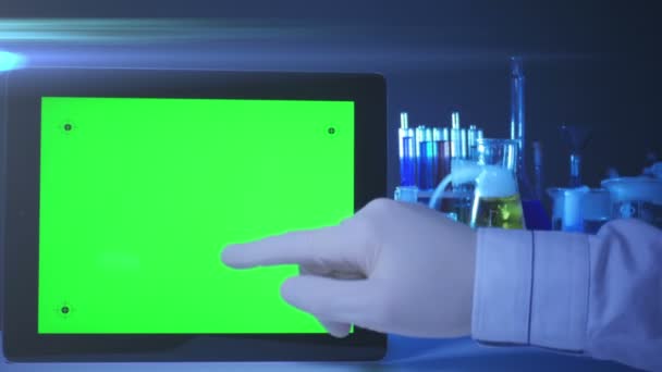 PC Tablet com uma tela verde no laboratório — Vídeo de Stock