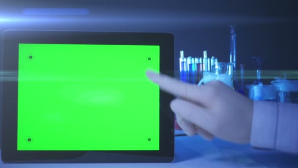 Tablet-pc met een groen scherm in het laboratorium — Stockvideo