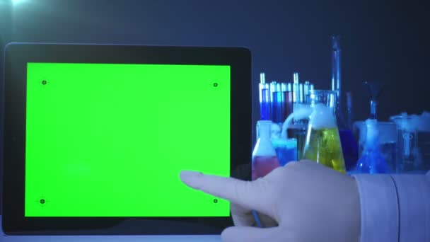 Tablet-pc met een groen scherm in het laboratorium — Stockvideo