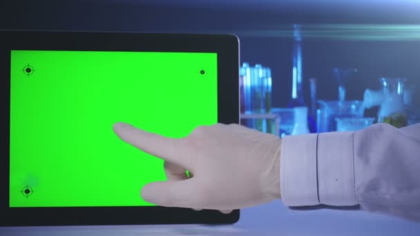 Pc della compressa con uno schermo verde nel laboratorio — Video Stock