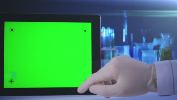 Tablette pc avec un écran vert dans le laboratoire — Video