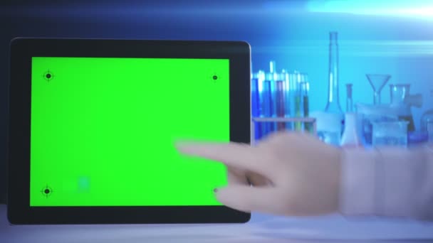 研究室では、緑色の画面とタブレット pc — ストック動画
