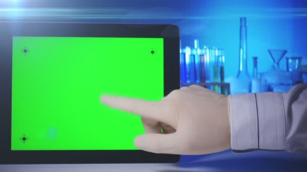 PC Tablet com uma tela verde no laboratório — Vídeo de Stock