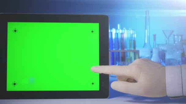 Планшетний ПК з зеленим екраном в лабораторії — стокове відео