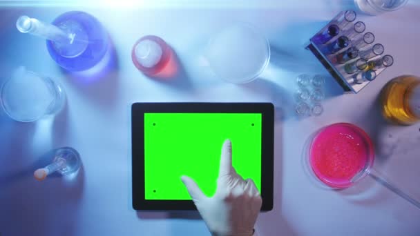 Tablet PC con una pantalla verde en la vista Laboratory.top . — Vídeos de Stock