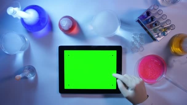Tablet pc med en grön skärm i vyn Laboratory.top. — Stockvideo