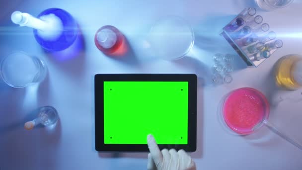 A tábla-pc-val egy zöld képernyő a Laboratory.top nézet. — Stock videók