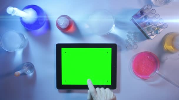 Tablet pc met een groen scherm in de weergave van Laboratory.top. — Stockvideo