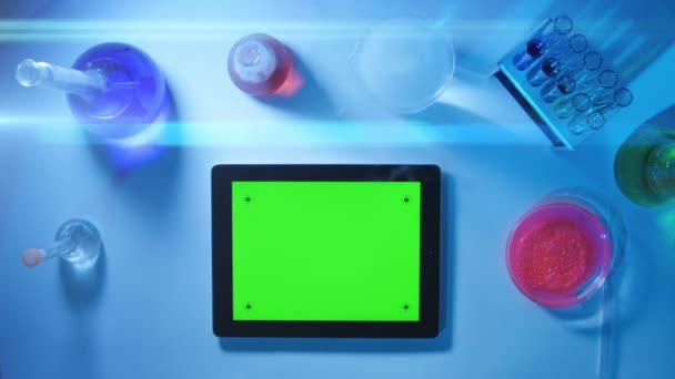 Tablet pc met een groen scherm in de weergave van Laboratory.top. — Stockvideo
