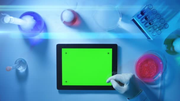 Tablet pc med en grön skärm i vyn Laboratory.top. — Stockvideo