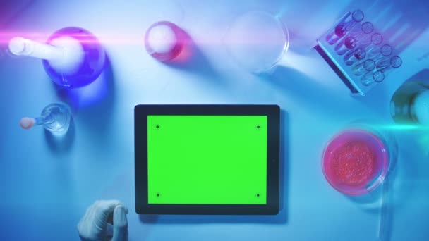 Tablet pc met een groen scherm in de weergave van Laboratory.top. — Stockvideo