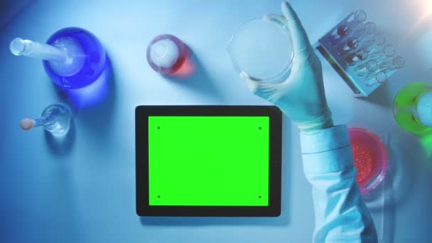 Laboratory.top 보기에 녹색 화면와 태블릿 pc. — 비디오