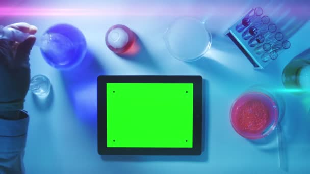 Tablet pc con uno schermo verde nel Laboratory.top View . — Video Stock