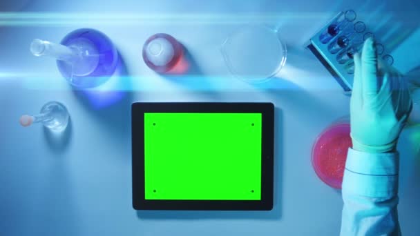 Tablet PC con una pantalla verde en la vista Laboratory.top . — Vídeo de stock