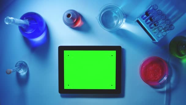 Tablet pc con uno schermo verde nel Laboratory.top View . — Video Stock