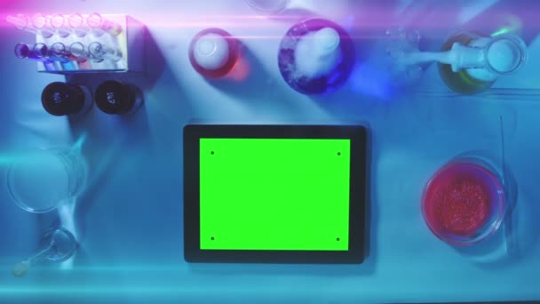 Tablet pc met een groen scherm in de weergave van Laboratory.top. — Stockvideo