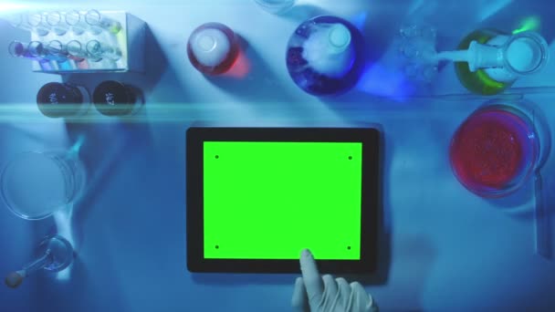 Компьютер с зеленым экраном в лаборатории. . — стоковое видео