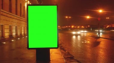 bir sokak üzerinde yeşil bir ekran ile bir Pano