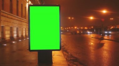 bir sokak üzerinde yeşil bir ekran ile bir Pano