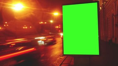 bir sokak üzerinde yeşil bir ekran ile bir Pano