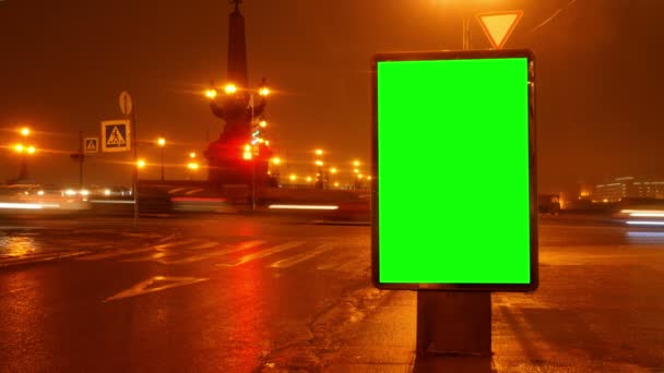 Un cartellone pubblicitario con uno schermo verde su una strada — Video Stock