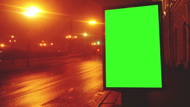 Una cartelera con una pantalla verde en una calle — Vídeos de Stock