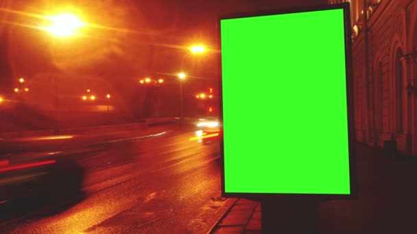Eine Plakatwand mit grünem Bildschirm auf einer Straße — Stockvideo
