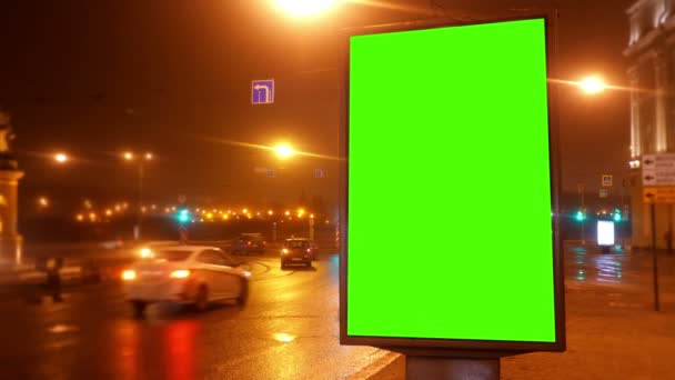 Un panneau d'affichage avec un écran vert dans une rue — Video