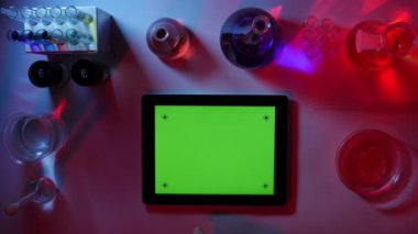 Tablet PC Laboratory.top görünümünde yeşil bir ekran ile