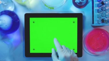 Tablet PC Laboratory.top görünümünde yeşil bir ekran ile
