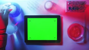 Tablet PC Laboratory.top görünümünde yeşil bir ekran ile