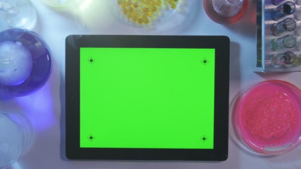 Tablet pc con uno schermo verde nel Laboratory.top View — Video Stock