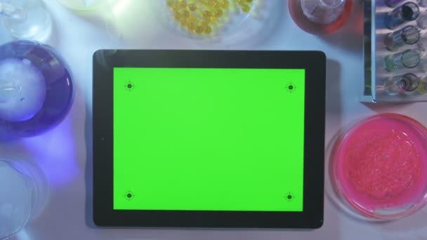 PC Tablet com uma tela verde no Laboratory.top View — Vídeo de Stock