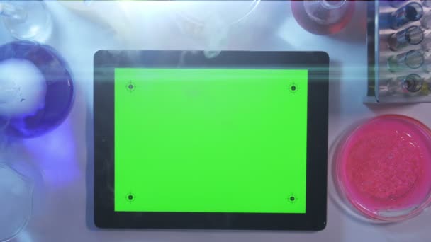 Pc ταμπλετών με μια πράσινη οθόνη στην προβολή Laboratory.top — Αρχείο Βίντεο