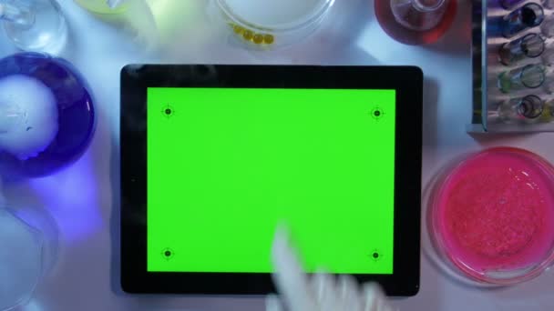 Tablet pc met een groen scherm in de weergave van Laboratory.top — Stockvideo