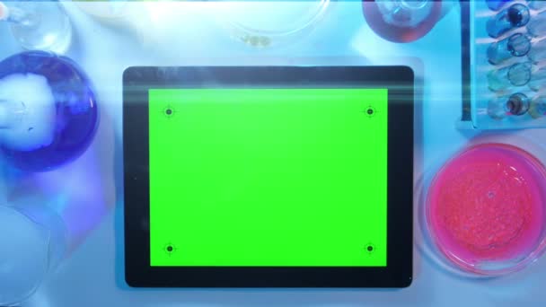Pc ταμπλετών με μια πράσινη οθόνη στην προβολή Laboratory.top — Αρχείο Βίντεο