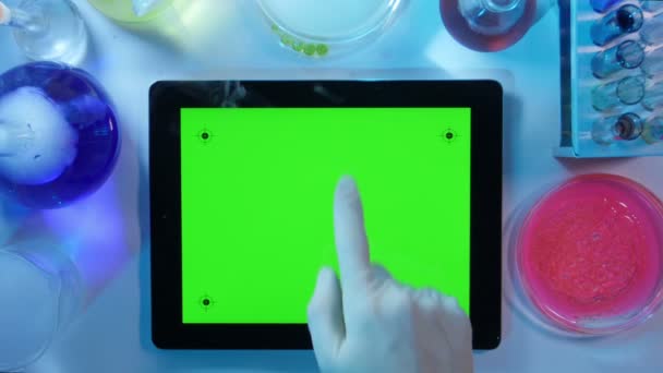 Tablet pc con uno schermo verde nel Laboratory.top View — Video Stock